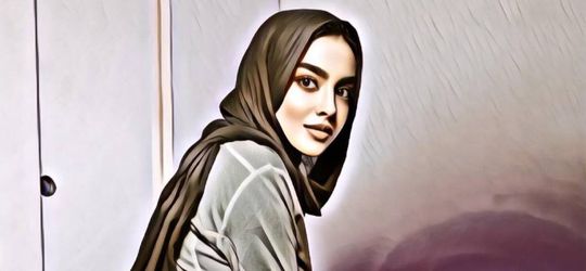 Bener-Bener Aneh! Wanita Ini Mengaku Nabi Tapi Malah Pakai Kostum Alien