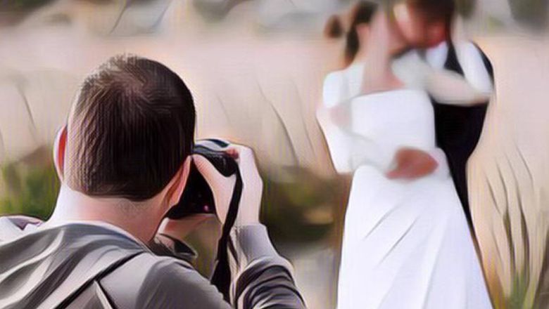 Fotografer Pernikahan Ini Berpose Hingga Bikin Warganet Deg-Degan: Pelaminan Menantang Maut