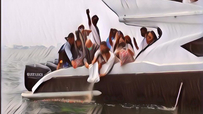 Selamat Jalan Cantik, Momen Keluarga Tabur Bunga Saat Larung Abu Jenazah Laura Anna di Laut