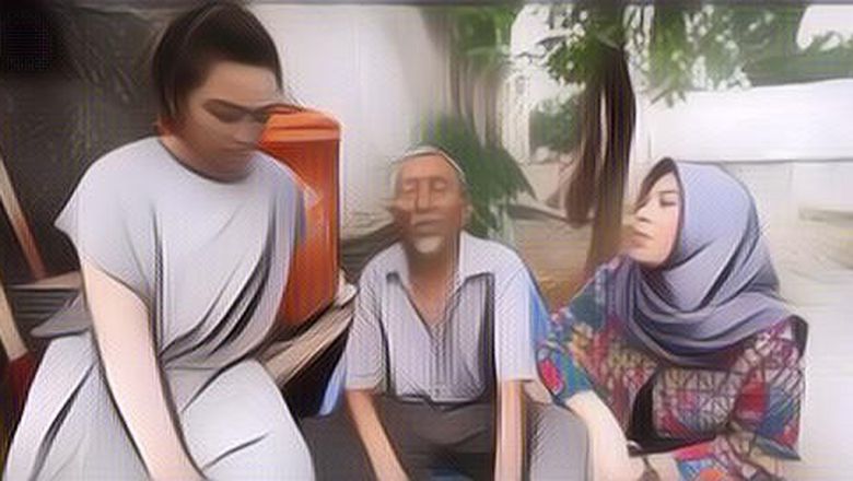 Potret Kesedihan Mpok Alpa, Terpukul Meratapi Jenazah Sang Ayah