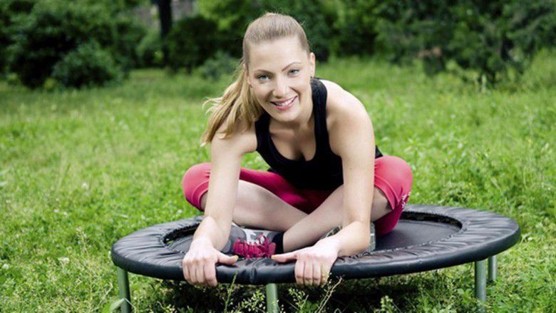 3. Bermain Trampolin