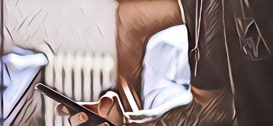 Tanda Pria Jatuh Cinta yang Bisa Kita Lihat dari Chat, Penting Nih