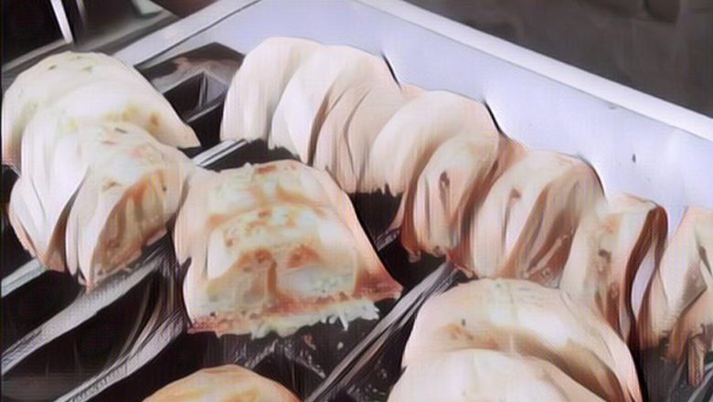 Bikin Merinding! Wanita Ini Syok Menemukan Topping Aneh di Kue Pancong yang Dibelinya