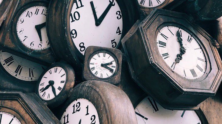 1. Berdasarkan perhitungan matematis atau fisika, menjelajah ruang dan waktu itu ternyata mungkin dilakukan loh