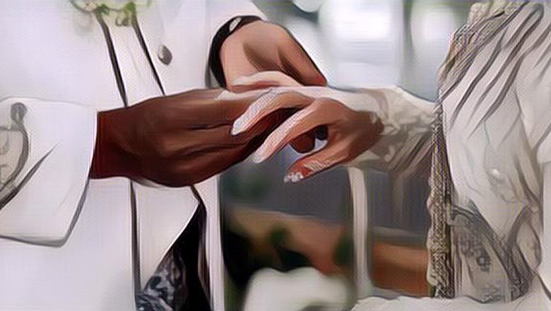 Kocak Banget! Pengantin Ini Langsung Nyoblos ke TPS Usai Ijab Kabul, Datang Pakai Kebaya Pernikahan