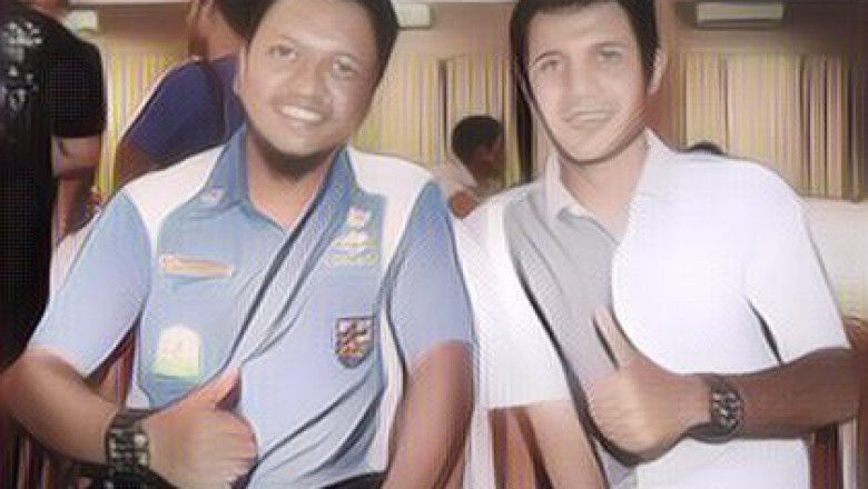 TERUNGKAP SUDAH! Kenapa Bapak-bapak Suka Foto Sambil Acungkan Jempol