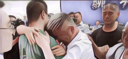 Mengharukan, Orang Tua Ini Akhirnya Kembali Bertemu Anaknya Yang Telah Diculik Selama 24 Tahun