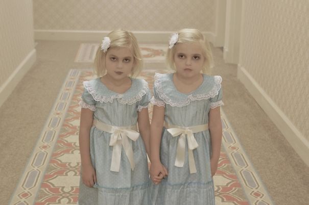 Anak kembar, foto di lorong rumah. Seperti anak kembar dalam film 'The Shining'.