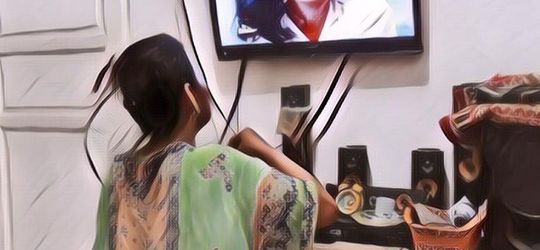 Kocak, Nenek Ini Malah Asik Nonton Sinetron Saat Rumahnya Ditelan Banjir