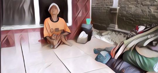 Hidup Sebatang Kara dan Gak Punya Rumah, Nenek 75 Tahun Tinggal di Teras Rumah Kerabatnya