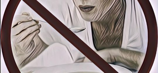 Stop Kebiasaan Ini Saat Menyantap Makanan Panas Sebelum Merugi