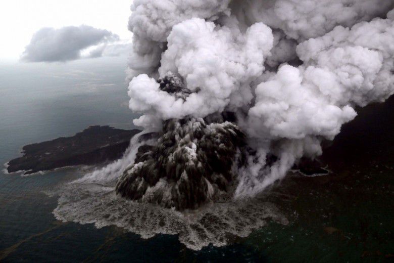 12. Gunung Krakatau