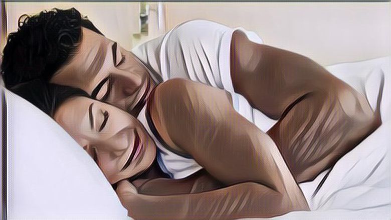 Ragam Manfaat Suami Peluk Istri Saat Tidur Malam
