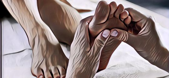 Benarkah Mandi di Malam Hari Sebabkan Rematik? Ini Kata Dokter