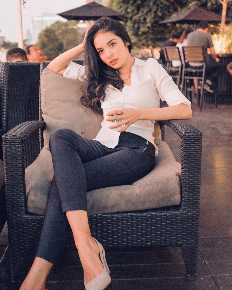 7. Gaya Sisi Asih yang sederhana tapi elegan