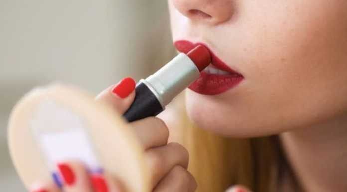 3. Terlalu Sering Menggunakan Lipstik