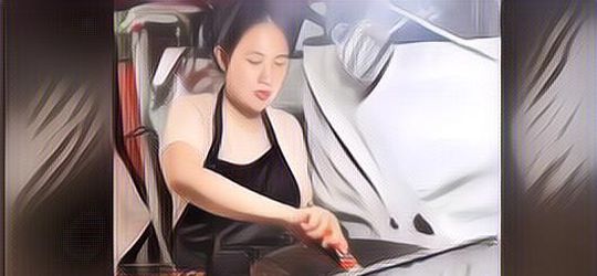 Mantan Pramugari Jual Makanan di Pinggir Jalan, Wajah Cantiknya Bikin Seger Pembeli