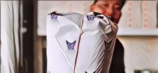 Viral Penjual Nasi Padang Selalu Jepretkan Karet di Bungkus Makanan, Ternyata Ada Alasannya