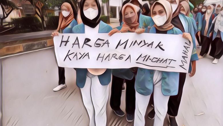 Viral! Aksi Mahasiswi Bawa Spanduk Berbau Seks Saat Turun Ke Jalan, Dikecam Tidak Pantas