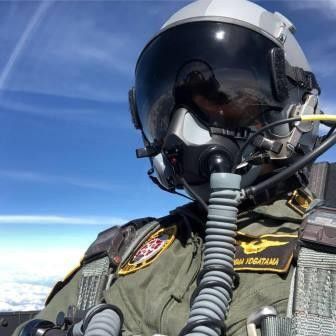 3. Pandai Menerbangkan Pesawat Tempur