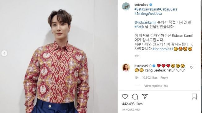 Leeteuk, leader Super Junior yang terlihat lokal abis pakai baju batik corak mega mendung yang dipadukan dengan celana warna navy. Mirip mas-mas yang mau pergi kondangan ya. 