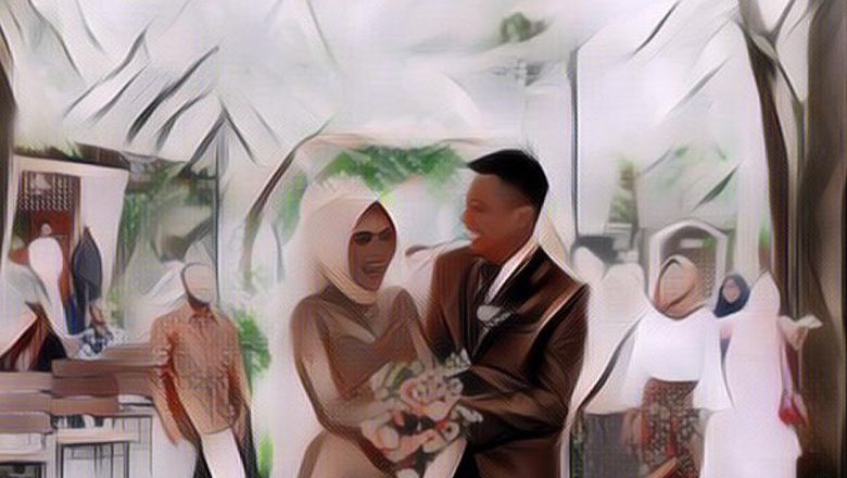 Lagi Asik Makan Soto, Ekspresi Ibu Ini Jadi Sorotan Karena Kaget Dapat Bunga