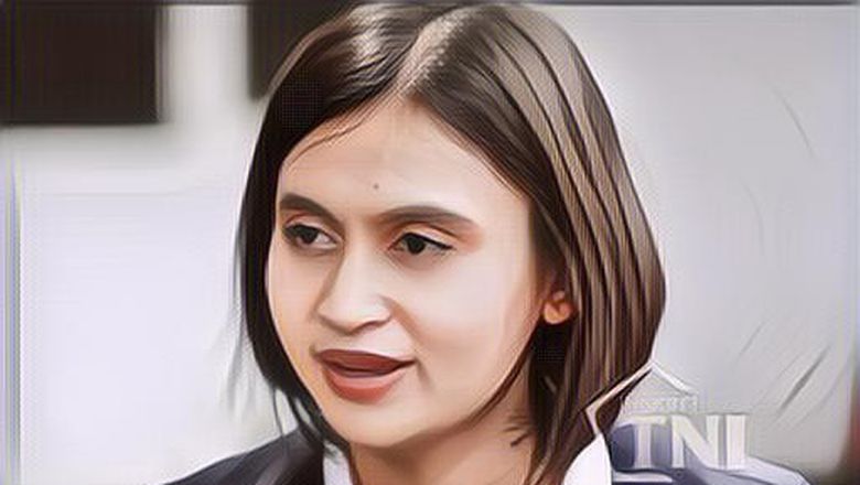 Pesona Serda Hanifah, Pramugari Pesawat TNI AU yang Sosoknya Curi Perhatian