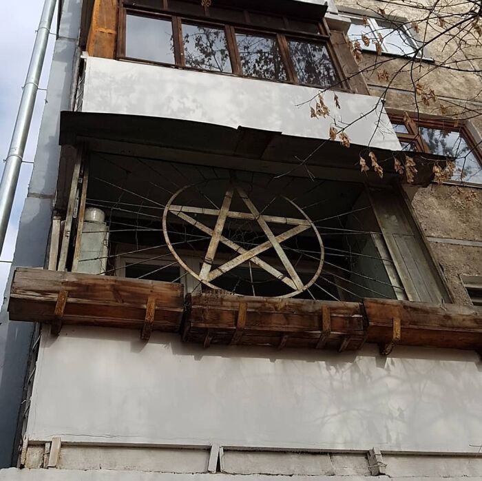 8. Waduh biar nggak kemalingan apa gimana nih maksudnya?