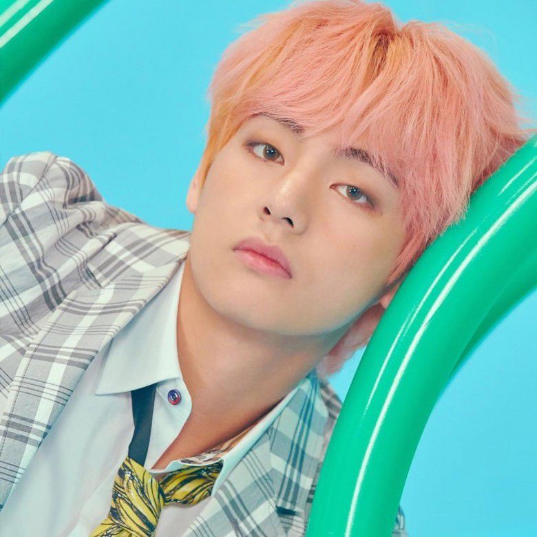 6. Taehyung milih V sebagai nama panggungnya karena V menggambarkan Victory atau kemenangan