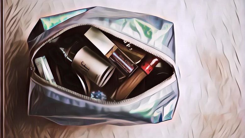 Enggak Cuma Lipstik, Ini 5 Kosmetik yang Wajib Dibawa saat Traveling