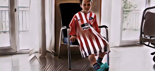 Demi Membuat Pasien Lebih Santai, Rumah Sakit Ini Gunakan Jersey Bola untuk Baju Operasi Anak