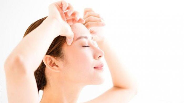 2. Pijatlah pelipismu dan lakukanlah peregangan kecil