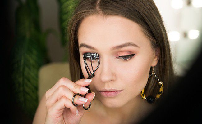 4. Menjepit Bulu Mata Setelah Memakai Maskara