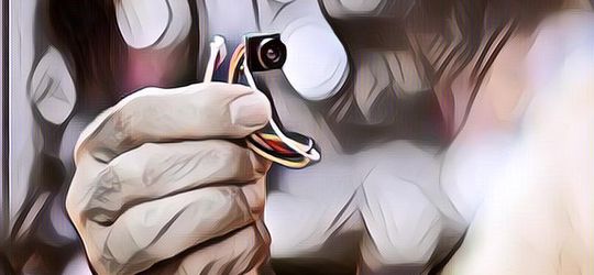 Cara Mengecek Kamera Tersembunyi dalam Kamar Hotel yang Wajib Kamu Tahu