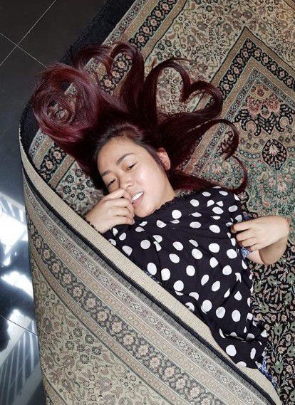 Dan karpet pun dijadikan sebagai guling.