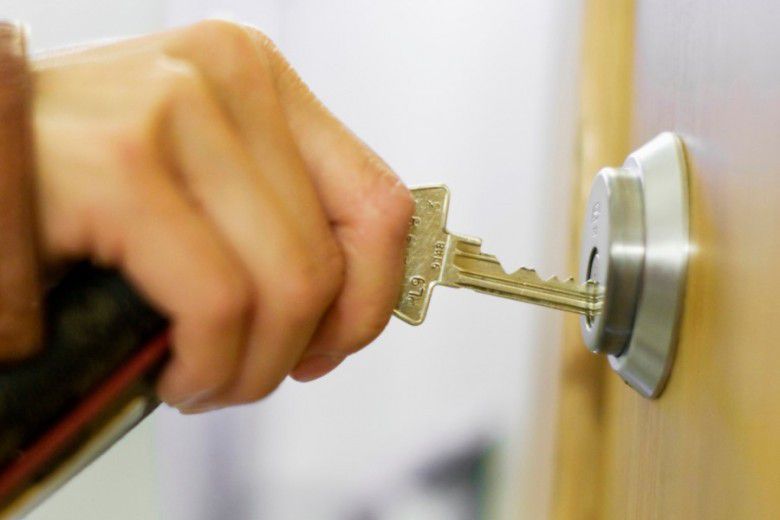 2. Kunci rumah, kunci mobil