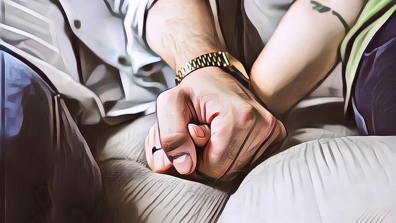 Manfaat Berpegangan Tangan Buat Tubuh Kita, Emang Ada Ya?