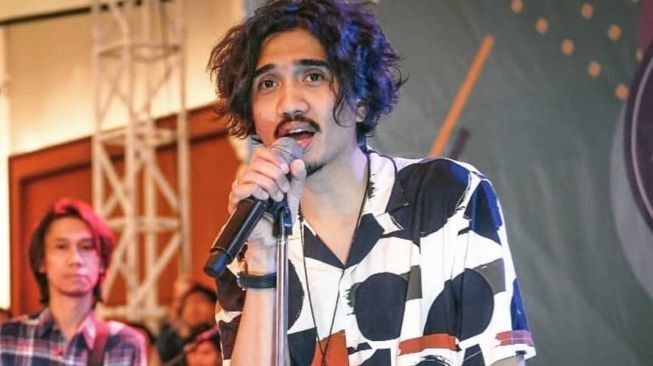 Rambut berantakan tetep keliatan ganteng, Duta Sheila on 7 terlihat keren di atas panggung. 