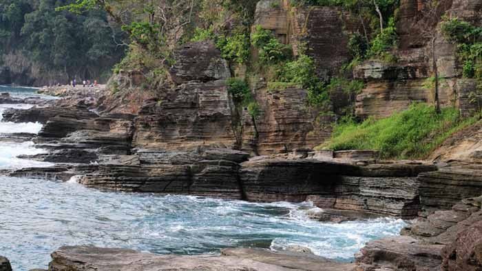 3. Pantai Batu Lapis