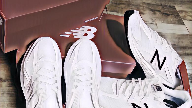 Gaya Elegan Cowok Kala Mengenakan Sepatu Warna Putih di Instagram