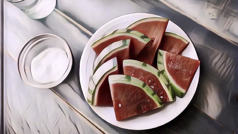 Alasan Orang Jepang Makan Semangka Pakai Garam, Ternyata Bikin Rasanya Lebih Manis Loh!