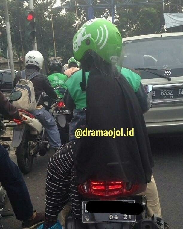 7. Bang, benerin dulu atuh helm ibuknya