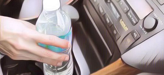 Astaga…. Brand High End Balenciaga Lagi-Lagi Lakukan Hal Nyeleneh, Bikin Sendal Model Botol Air Mineral