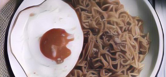 Viral Pria Makan Mi Instan Dengan Cara Teraneh, Netizen: Ini Sudah Melanggar Hukum Per-Mie-An