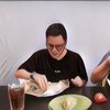 Makan Nasi Padang Pakai Tangan VS Sendok, Lebih Sehat yang Mana Ya?