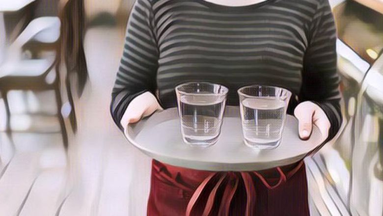 Dilarang Bawa Minuman ke Dalam Restoran, Wanita Ini Punya Trik yang Gak Disangka-Sangka