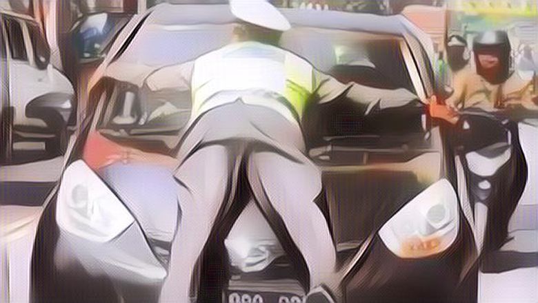 Polisi Selalu Pegang Body Mobil Saat Lakukan Razia, Mungkin Ini Sebabnya