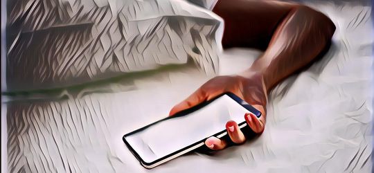 Ngeri Abis! Kebiasaan Tidur Dekat Ponsel Bisa Sebabkan 5 Bahaya Ini