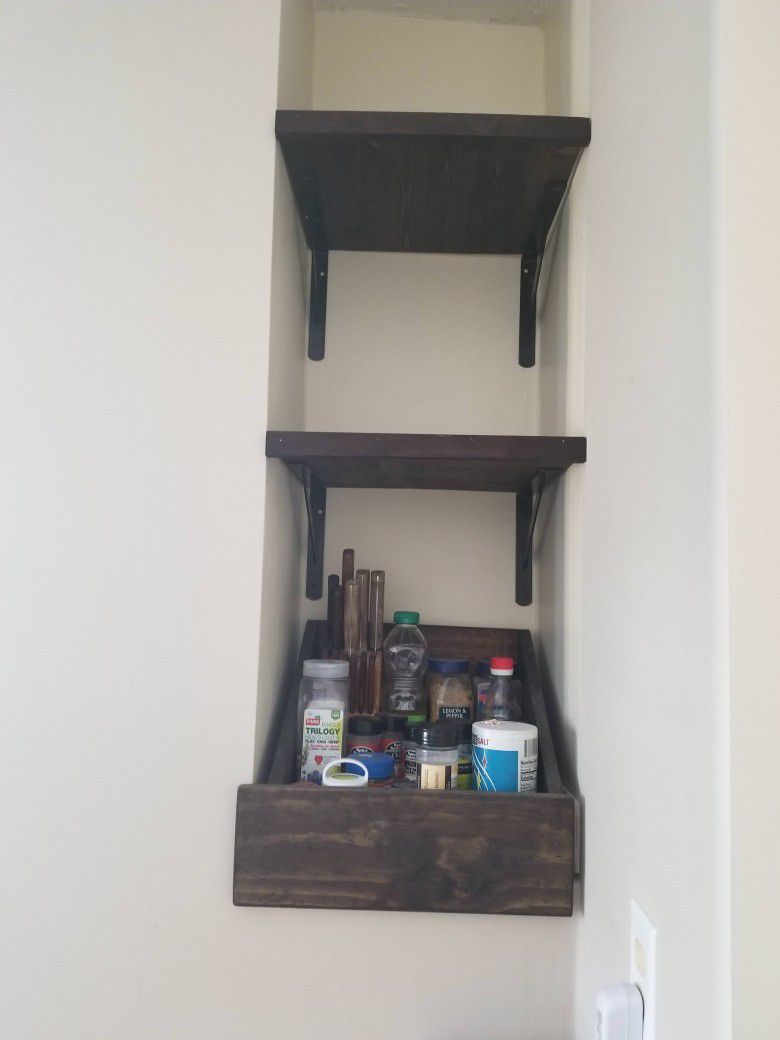 Yap akhirnya sudut ini menjadi dapur kecil untuk menaruh beberapa produk makanan.