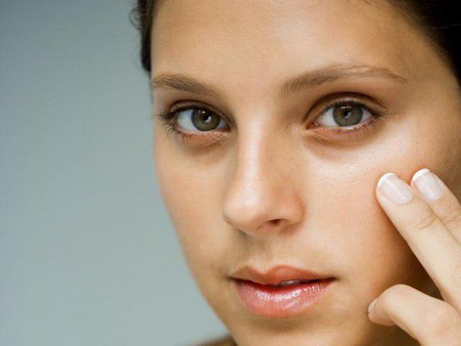 4. Jangan Terlalu Sering Memegang Area Mata